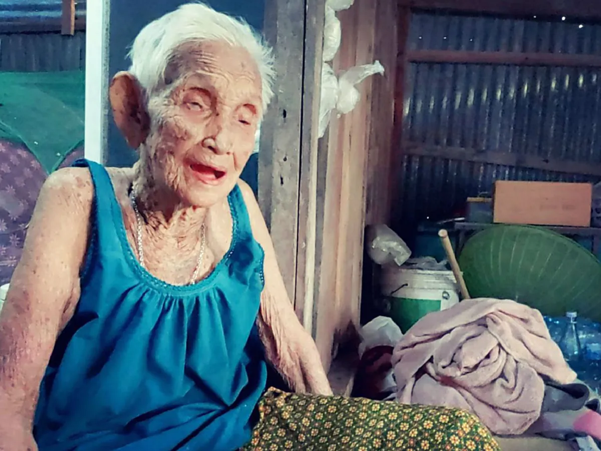 หญิงชราวัย 100 ปี ต้องดำเนินชีวิตเพียงตัวคนเดียว ในบ้านไม้เก่าๆ ทำหนุ่มเศร้าใจกับคำพูดเพียงไม่กี่ประโยค