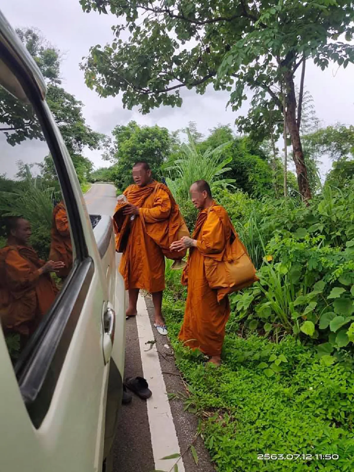 สาวใจบุญขับรถไปเจอพระ 2 รูปโบกรถข้างทาง กลับกลายเป็นวันที่ต้องเสียรู้เข้าเต็มๆ