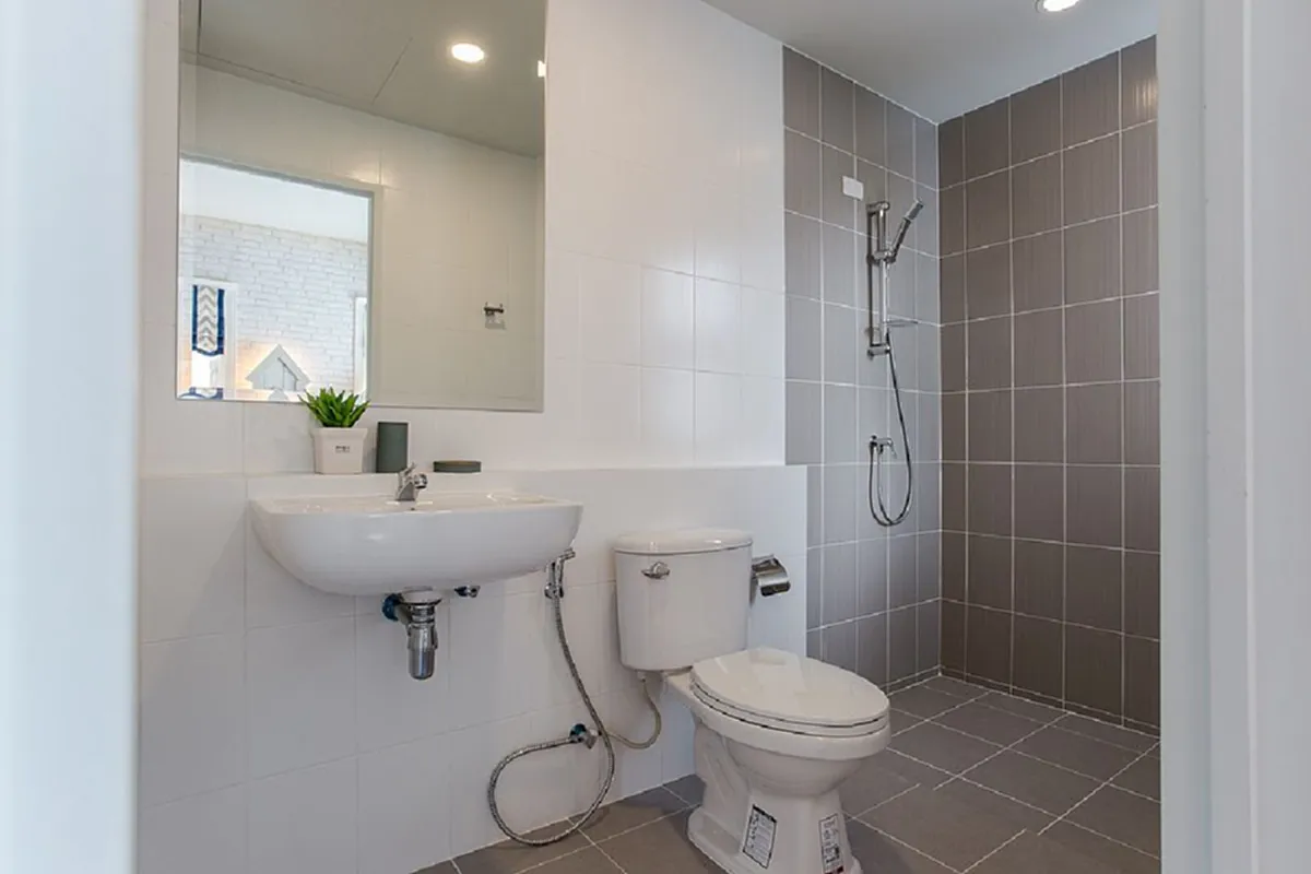 เผย วิธีกำจัด คราบและกลิ่นเหม็น ปัสสาวะหมักหมม ในห้องน้ำ ให้กลับมาหอมเหมือนห้องน้ำใหม่