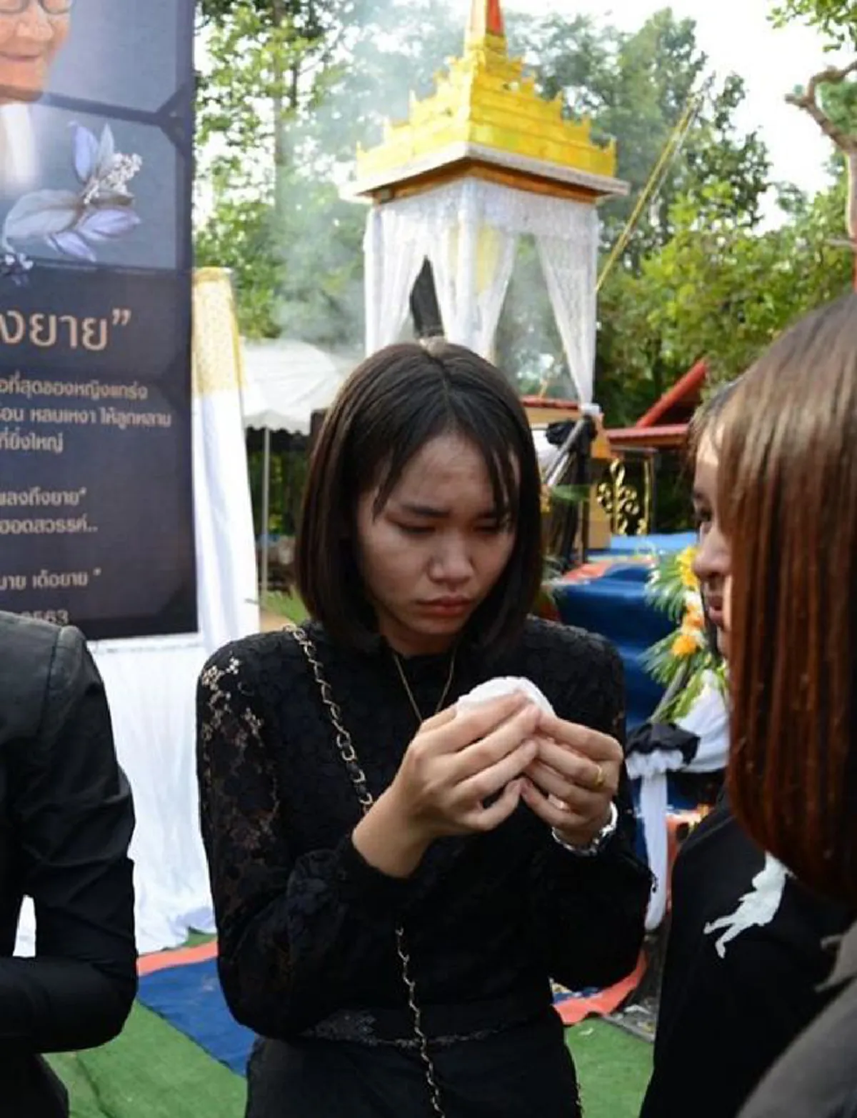 ต่าย อรทัย เผยวินาทีบีบหัวใจ ต้องปลอบใจหลานสาวทั้งน้ำตา ในวันฌาปนกิจ คุณยายทองคำ