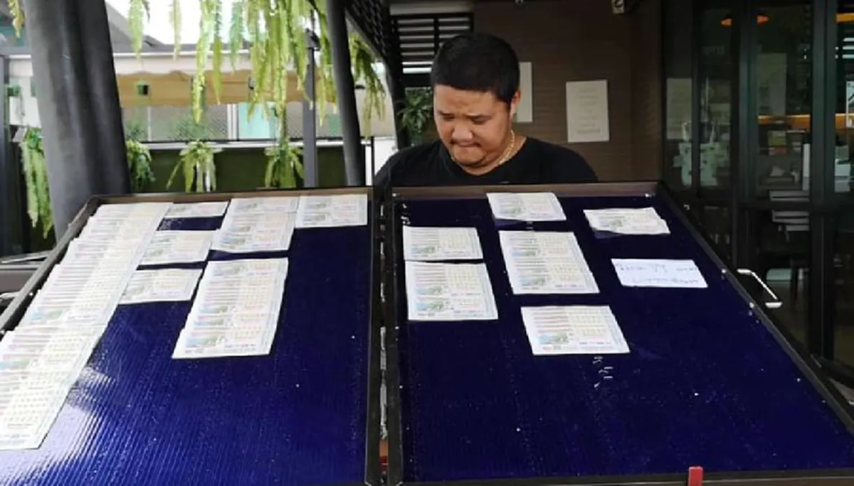 หนุ่มประจวบ ขายล็อตเตอรี่ราคาถูก