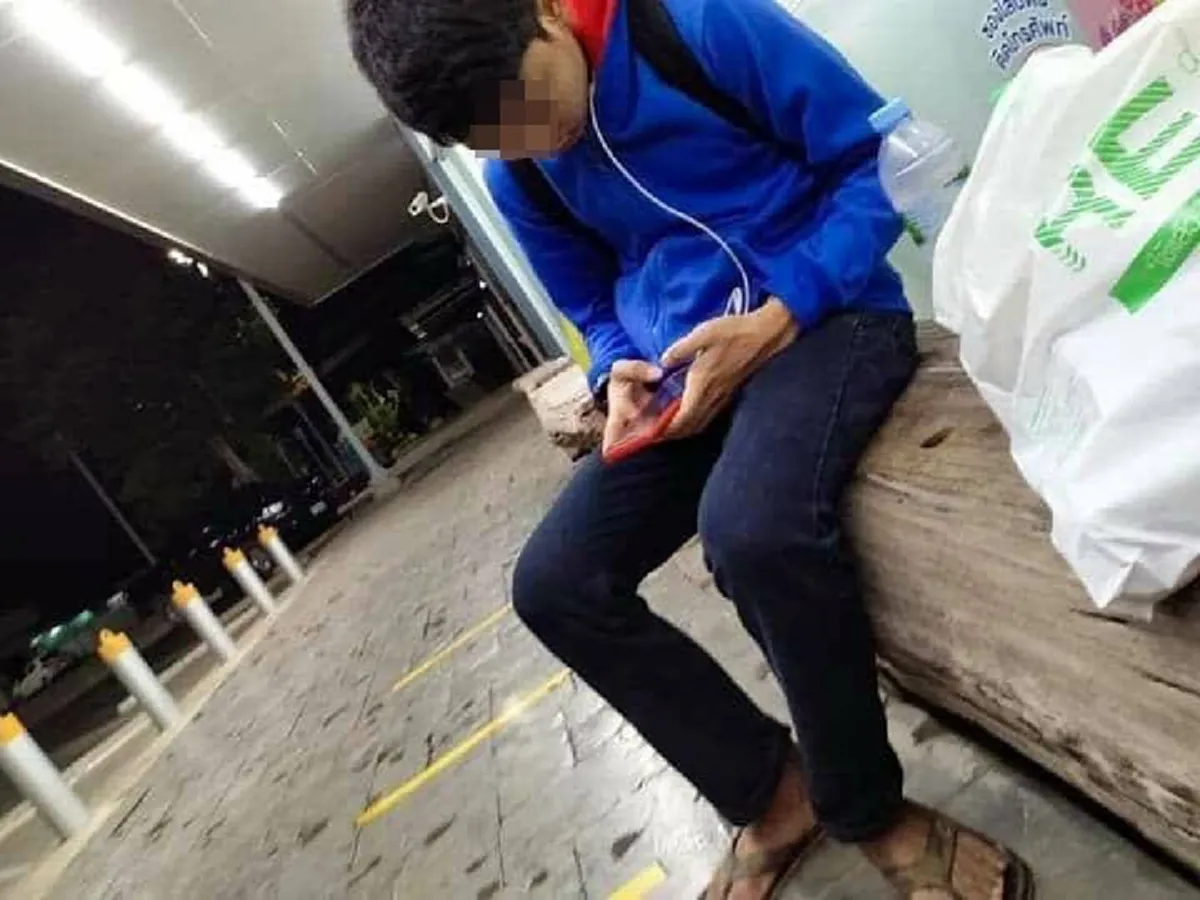 วัยรุ่นอายุ 16 ปี นั่งคอตกหน้าร้านสะดวกซื้อ หนุ่มบังเอิญผ่านไปเห็น ได้ยินเสียงเอ่ยถาม สถานีรถไฟไปทางไหน