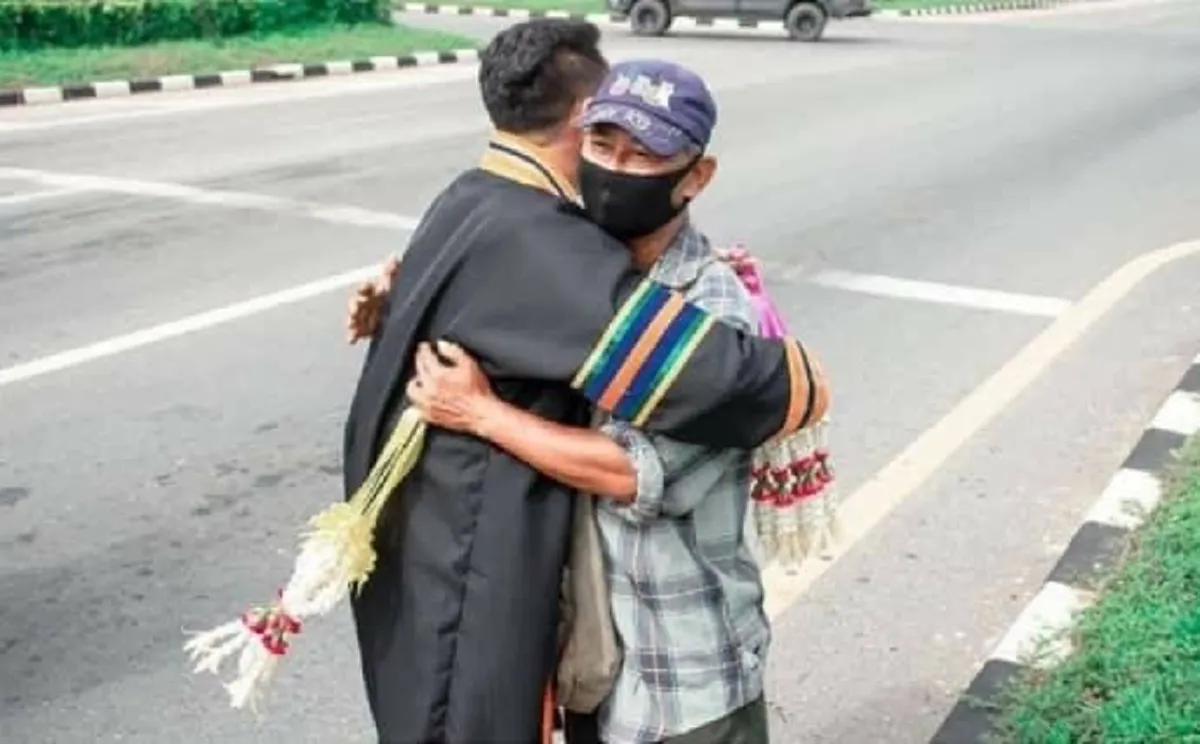 หนุ่มเรียนจบใหม่ แอบสวมชุดครุยไปเซอร์ไพรส์พ่อ