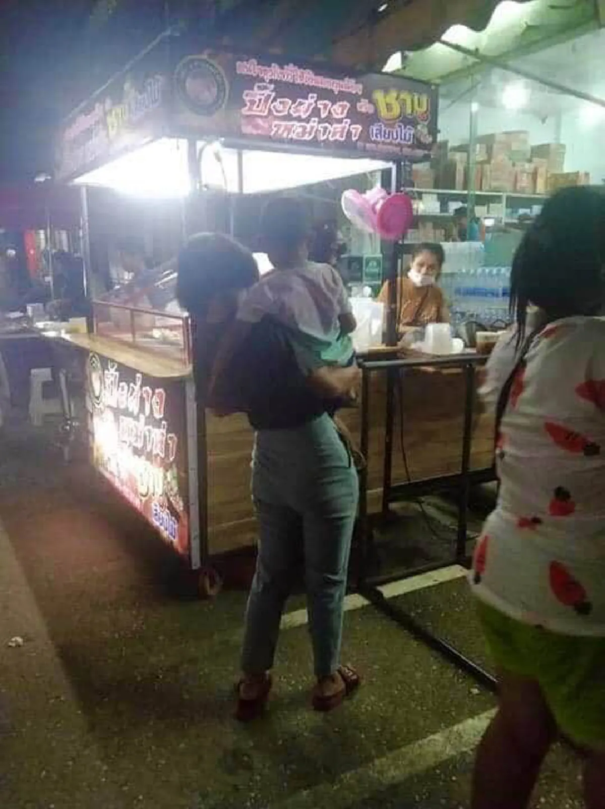 หนุ่มเลิกงานกลางดึก แวะซื้อหม่าล่ากับแฟน ตื่นเช้ามาสร้อยข้อมือหาย