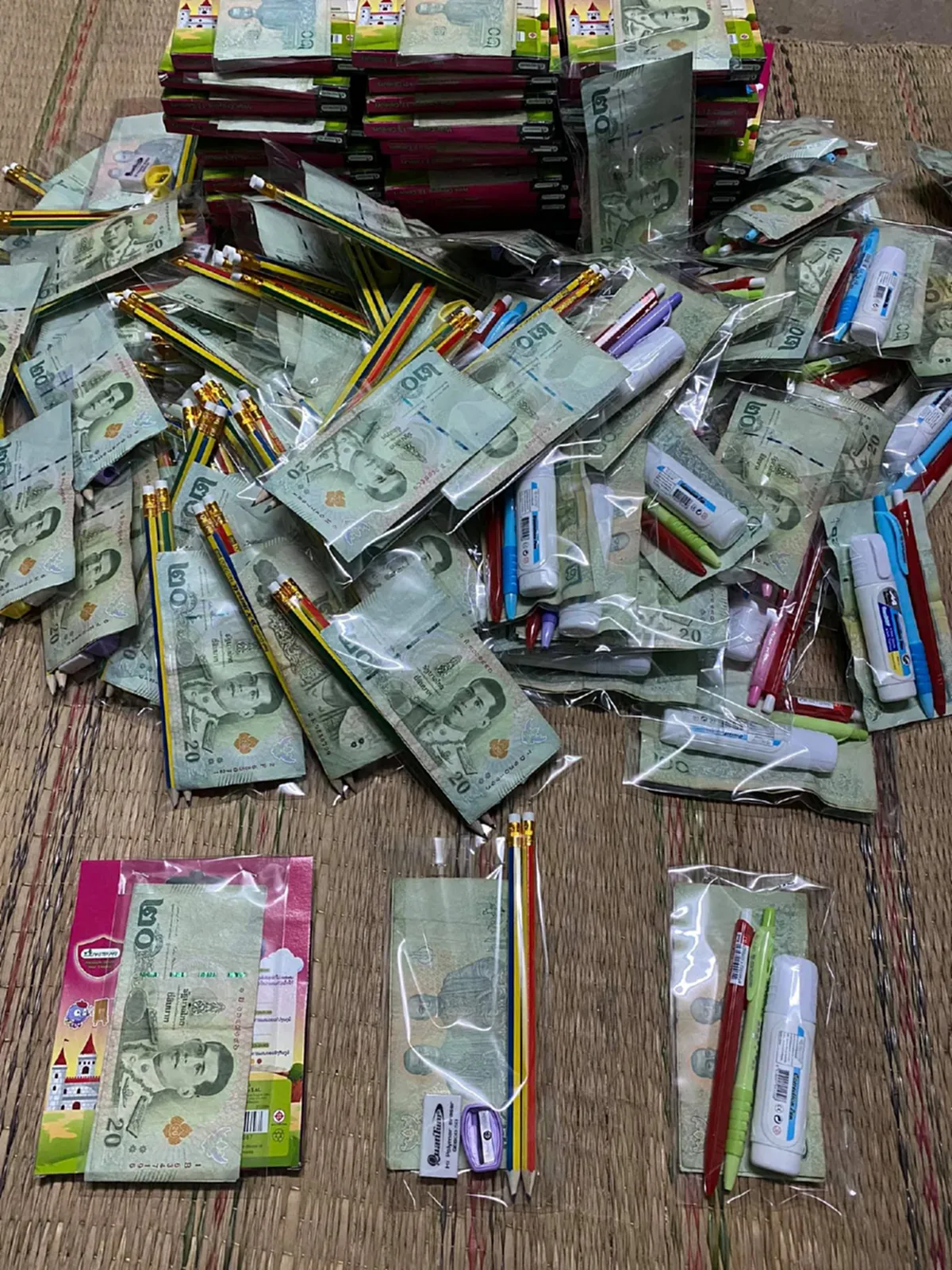 หนุ่มๆใจงาม ช่วยกันแพ็คอุปกรณ์เครื่องเขียนพร้อมเงิน เตรียมนำไปแจกน้องๆเด็กนักเรียน