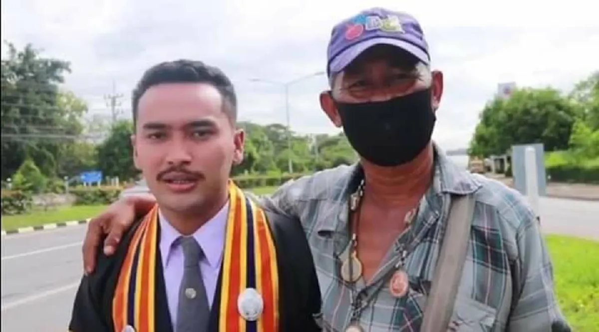 หนุ่มเรียนจบใหม่ แอบสวมชุดครุยไปเซอร์ไพรส์พ่อ