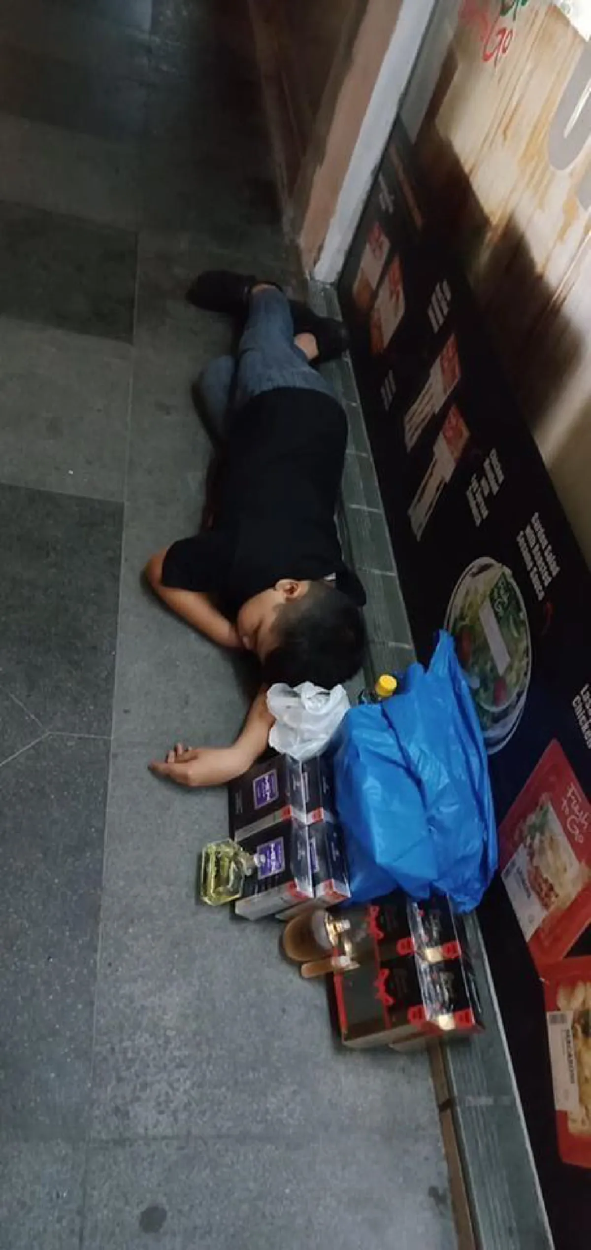 สุดสงสารหนูน้อยถูกพ่อแท้ๆ บังคับให้เอาน้ำหอมมาขาย หากไม่หมดห้ามกลับเข้าบ้าน