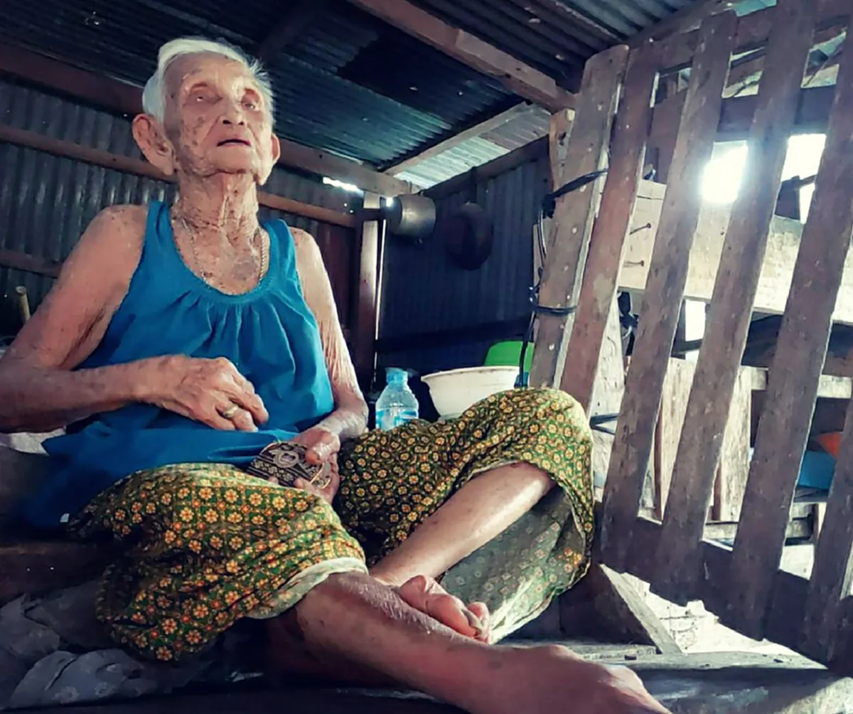 หญิงชราวัย 100 ปี ต้องดำเนินชีวิตเพียงตัวคนเดียว ในบ้านไม้เก่าๆ ทำหนุ่มเศร้าใจกับคำพูดเพียงไม่กี่ประโยค