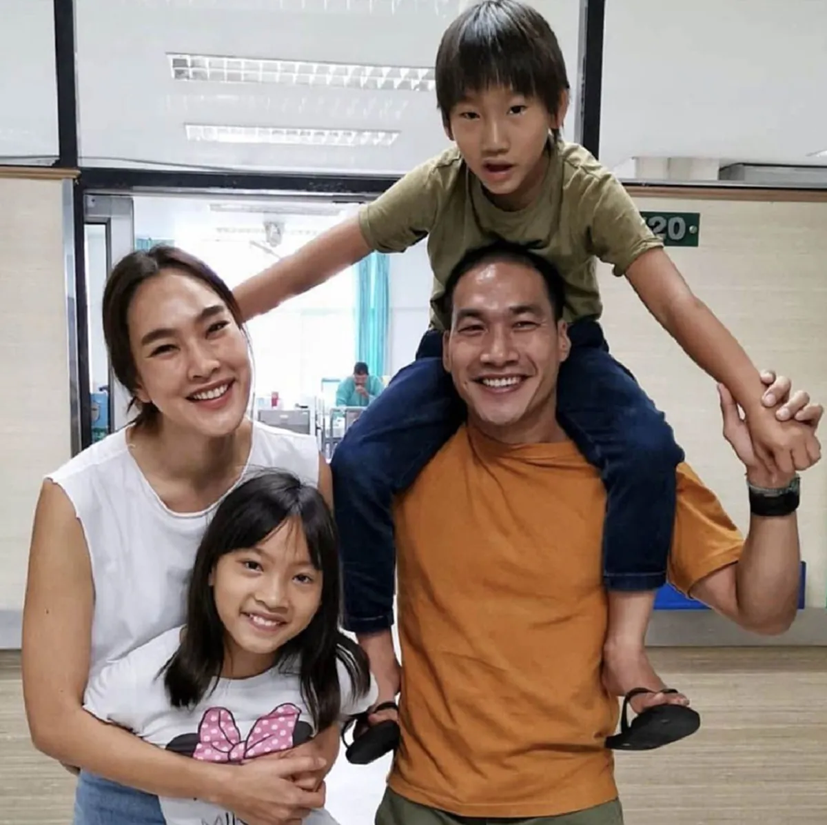 ตุ๊ก ชนกวนันท์  ถูกอดีตสามี บ๊วย เชษฐวุฒิ  ทำร้ายหัวใจ ขอร้องให้กลับมาเป็นครอบครัวเหมือนเดิม แต่โดนปฎิเสธไม่ใยดี