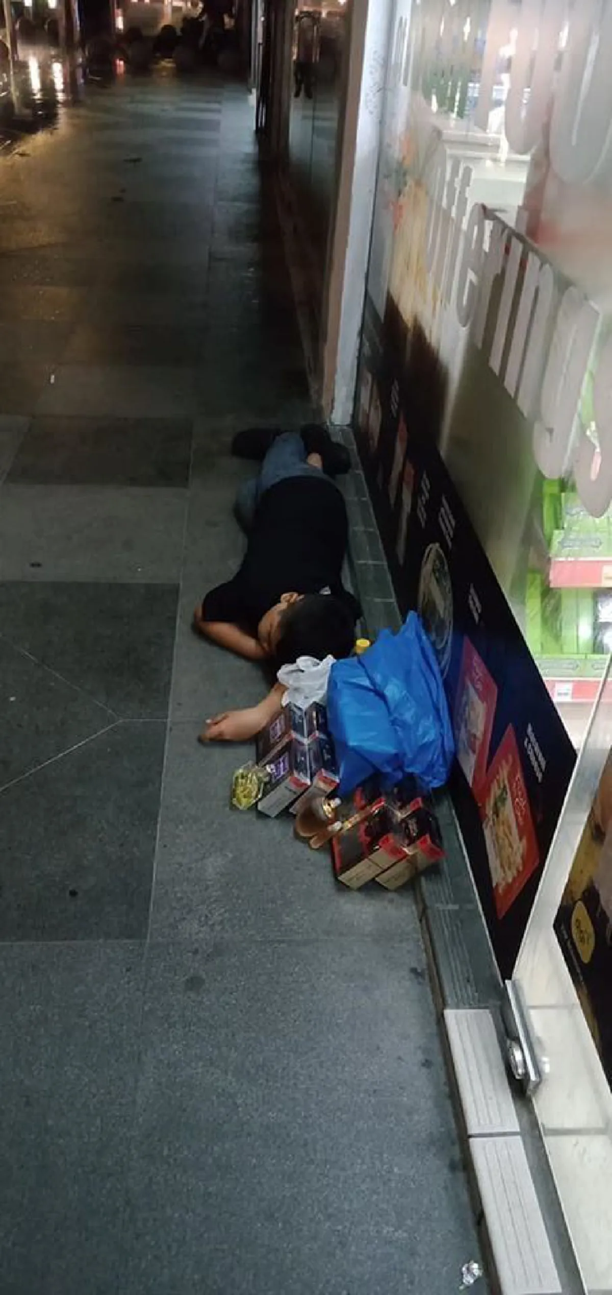 สุดสงสารหนูน้อยถูกพ่อแท้ๆ บังคับให้เอาน้ำหอมมาขาย หากไม่หมดห้ามกลับเข้าบ้าน