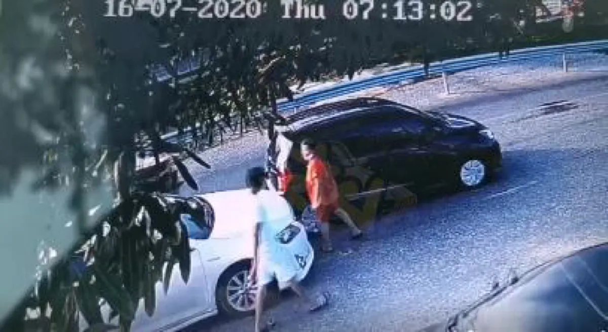 สองผัวเมียเจ็บใจ มนุษย์ป้าเกียร์Rถอยรถมาชน อุตส่าห์ใจดีไม่เอาเรื่องแต่ลูกป้ามาโวยถึงบ้าน ดีที่มีกล้องข้างทาง