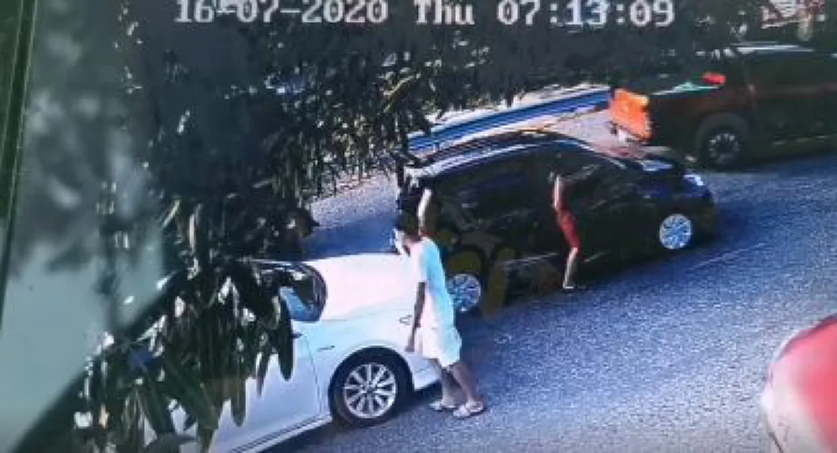 สองผัวเมียเจ็บใจ มนุษย์ป้าเกียร์Rถอยรถมาชน อุตส่าห์ใจดีไม่เอาเรื่องแต่ลูกป้ามาโวยถึงบ้าน ดีที่มีกล้องข้างทาง