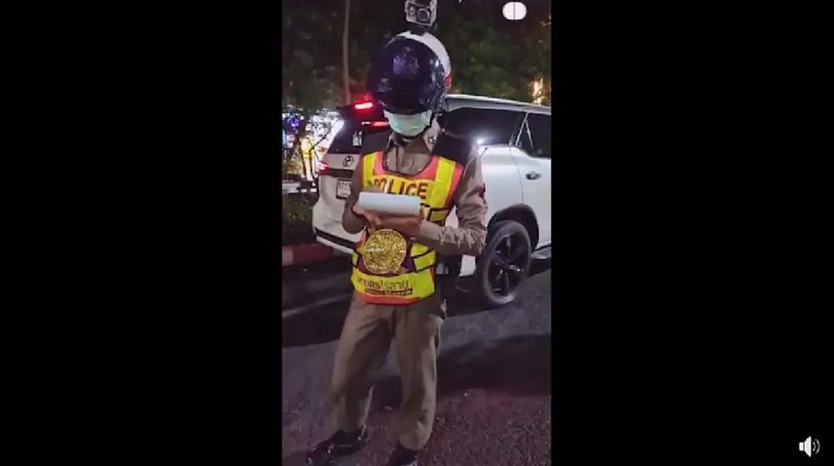 ลีน่า จัง ด่าเสียงดังใส่ ตร.จราจร ล็อคล้อต้องเสียค่าปรับ ชาวเน็ตแห่สงสารจนท.