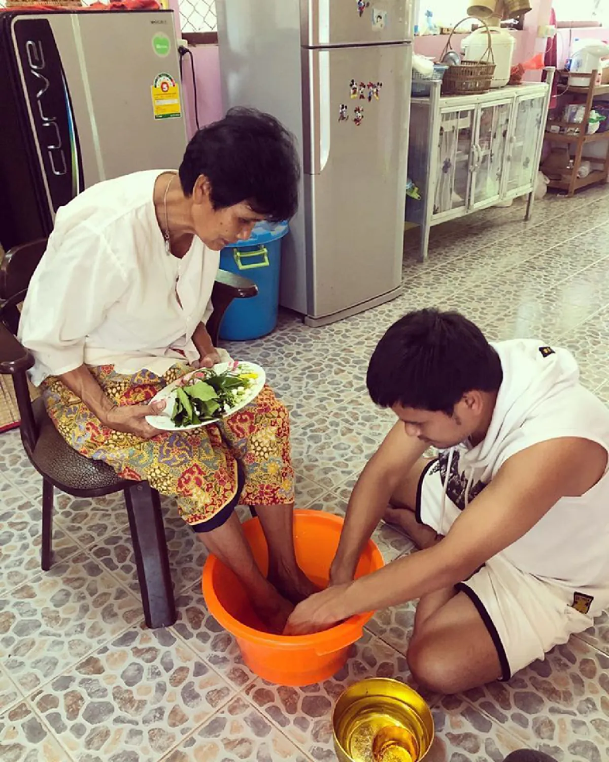 ไผ่ พงศธร กลับบ้านเกิดถามหากำลังใจ ขอขมาตัดกรรมกับเเม่ ล้างเท้าเเม่