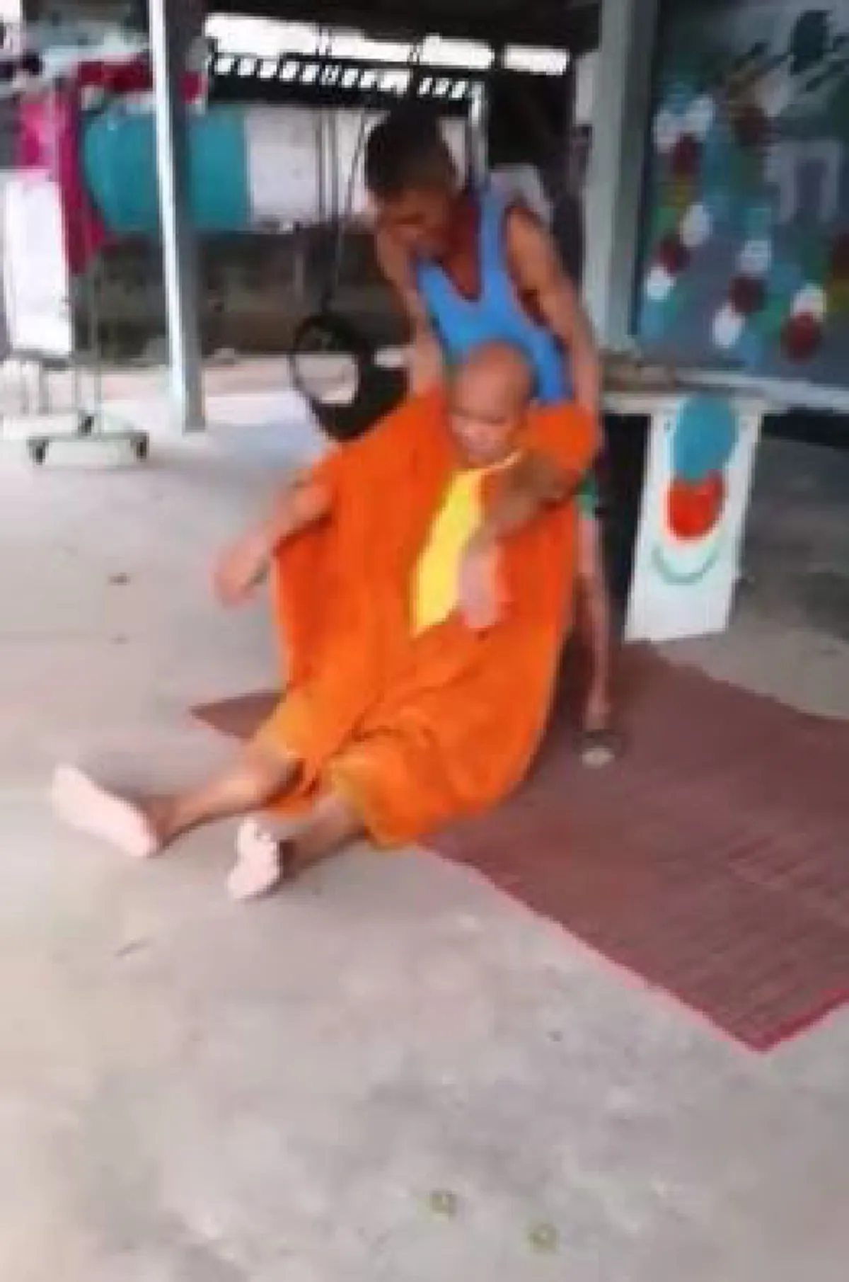 ชาวบ้านเผยพฤติกรรม พระอุราเมาแอ๋ ขับรถชนรั้วชาวบ้าน ดื่มหนักจนเพี้ยนถึงขั้นพ้นตำแหน่งเจ้าอาวาส