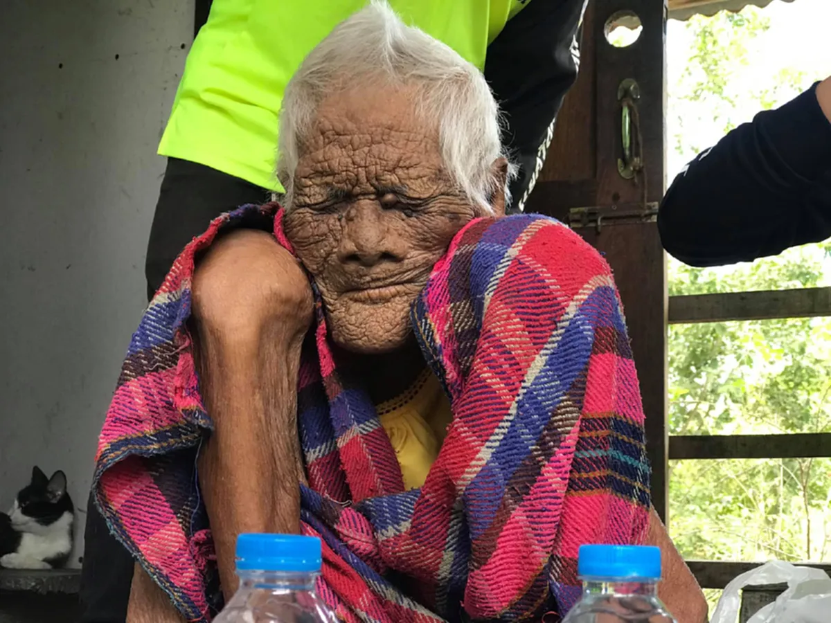 สุดเวทนา ยายวัย 103 ดูแลเลี้ยงลูกสาวป่วยออทิสติก อดมื้อกินมื้อแต่ยังสู้ไม่ถอย