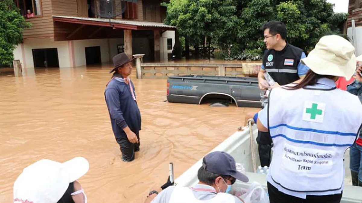 สุโขทัยระทม น้ำท่วมวิกฤตหนัก ชาวบ้านขอรับบริจาคอาหาร ลั่นไม่ขอเอาเงินได้มาก็ออกไปซื้ออะไรไม่ได้