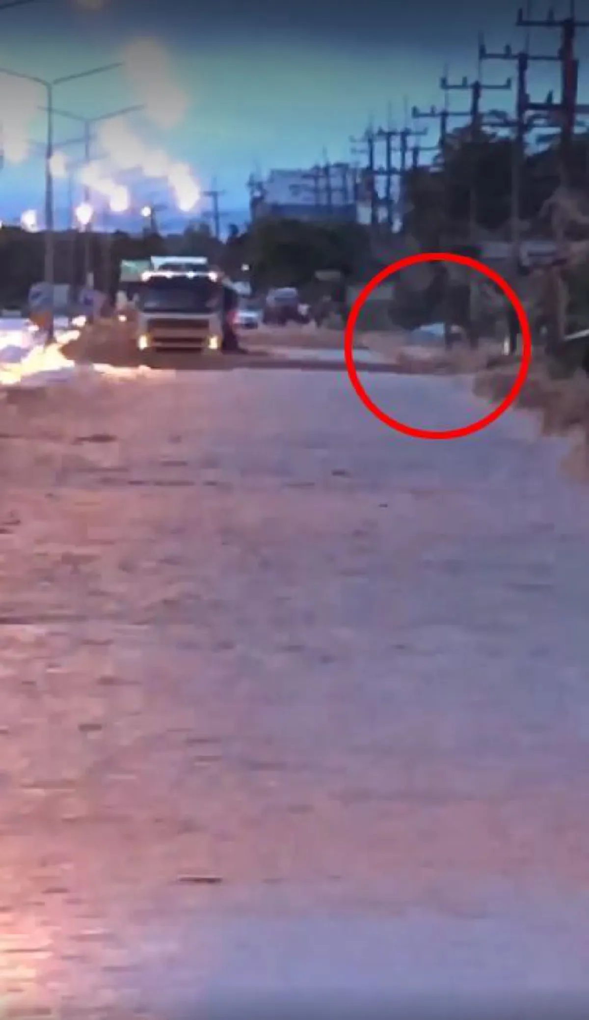 หนุ่มน่านใจหล่อ อาสาช่วยยกรถที่จมน้ำไปซ่อมให้แบบฟรีๆ เพื่อพี่น้องเวียงสาเราจะสู้ไปด้วยกัน