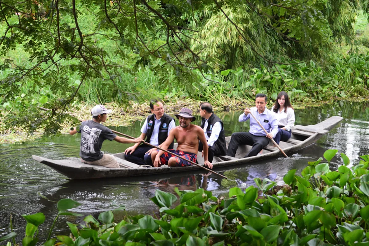 ศูนย์ BLUE House ปชป. ตอบรับเสียงร้องเรียน ลงเรือพร้อมชาวบ้านตรวจสอบปัญหาคลองเขตลาดกระบัง