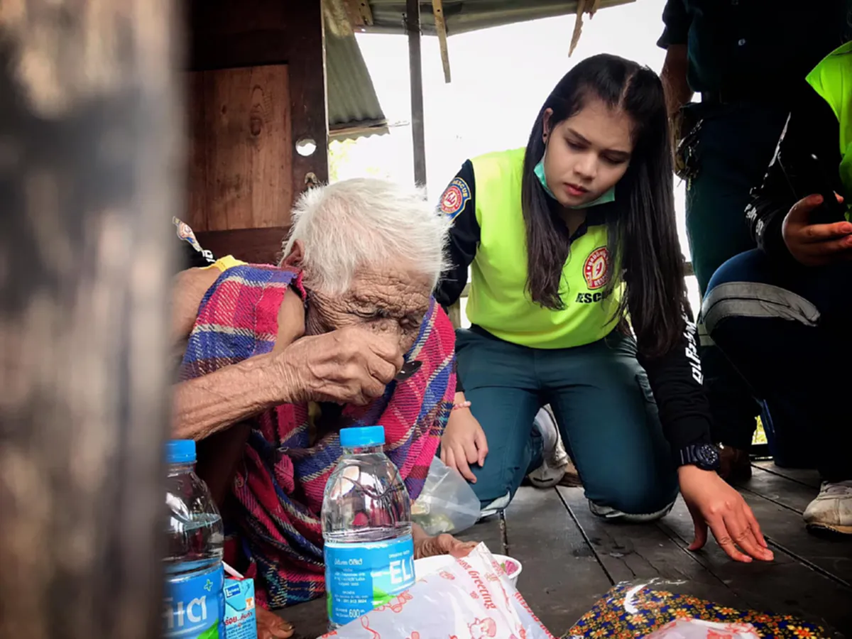 สุดเวทนา ยายวัย 103 ดูแลเลี้ยงลูกสาวป่วยออทิสติก อดมื้อกินมื้อแต่ยังสู้ไม่ถอย