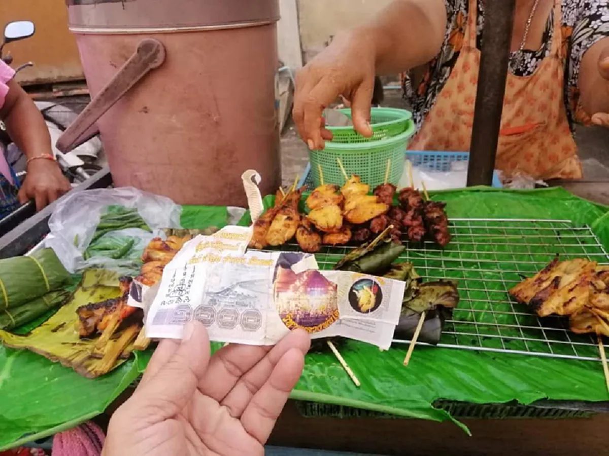 ป้าขายหมูปิ้งเจอลูกค้ามาซื้อ จ่ายแบงค์1,000 รับเงินทอนวิ่งหนีหน้าตาเฉย ก่อนกางเงินออกดู น้ำตาไหลทันที