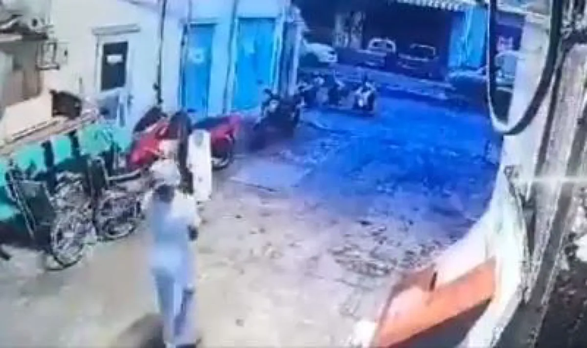 เมียเก่าหวงก้าง เลิกไปเป็นปีแต่ไม่จบย่องเทหมามุ่ยใส่รถผัวเก่าทั้งเครื่องแบบพยาบาล โป๊ะแตกกล้องวงจรปิดจับภาพได้คาหนังคาเขา