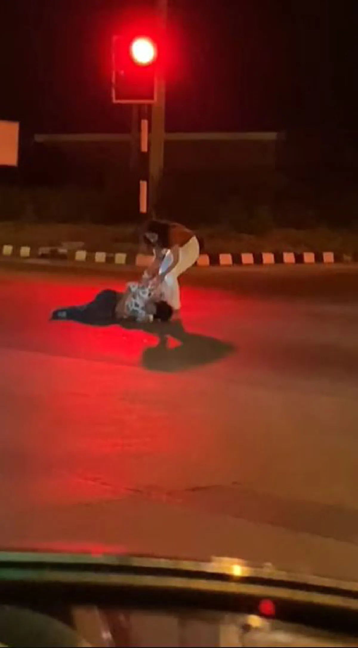 หนุ่มงอนแฟน ตัดสินใจนอนกลางถนนขวางรถ10ล้อหวังให้ทับ แฟนสาวทั้งลากทั้งดึงไม่ยอมลุก ชาวเน็ตวิจารณ์สนั่น