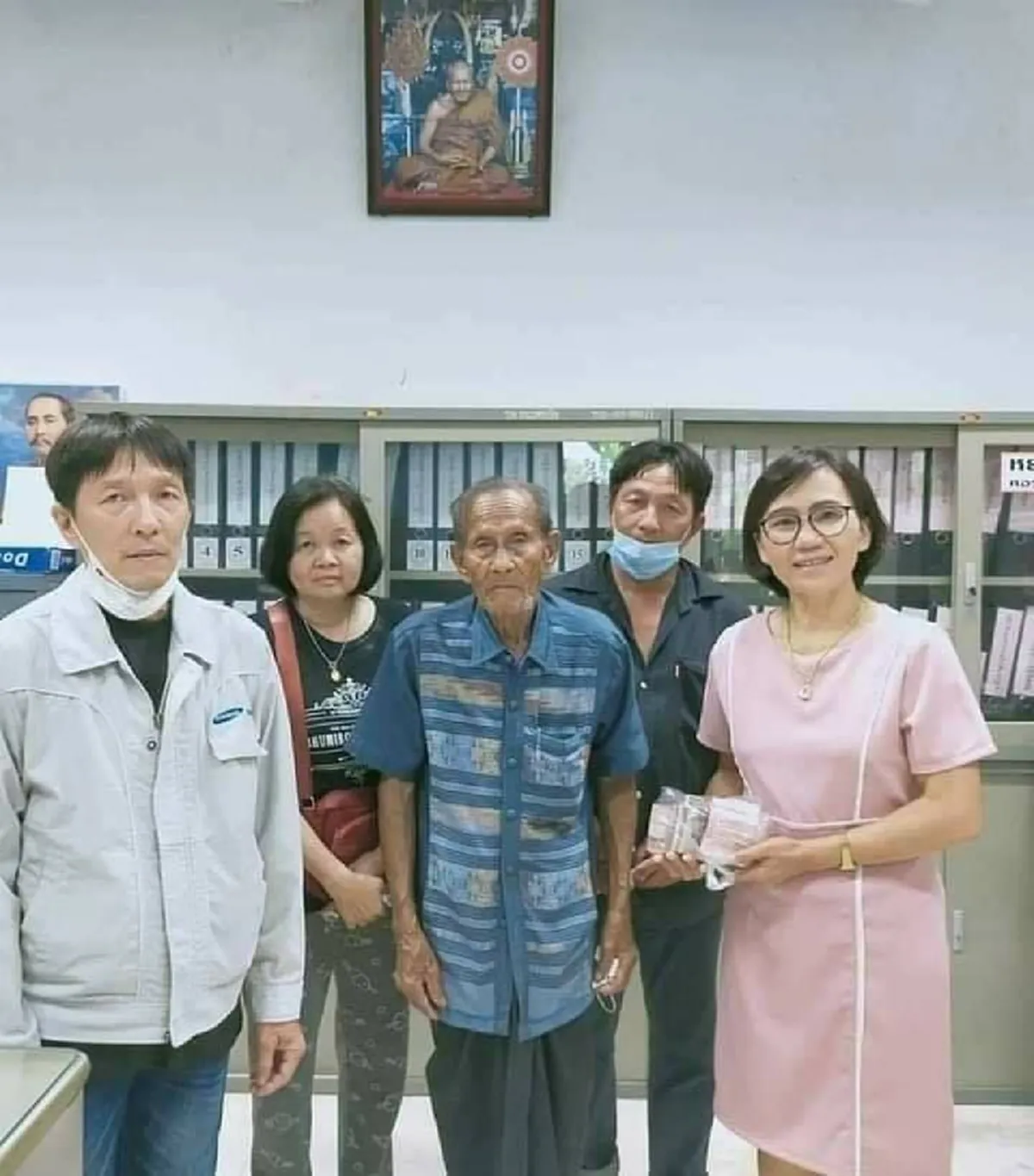 สุดชื่นชม คุณตามอบเงินแสน เก็บออมจากการทำงาน ให้โรงพยาบาลซื้อเครื่องมือแพทย์หวังต่อบุญรักษาคนเจ็บ