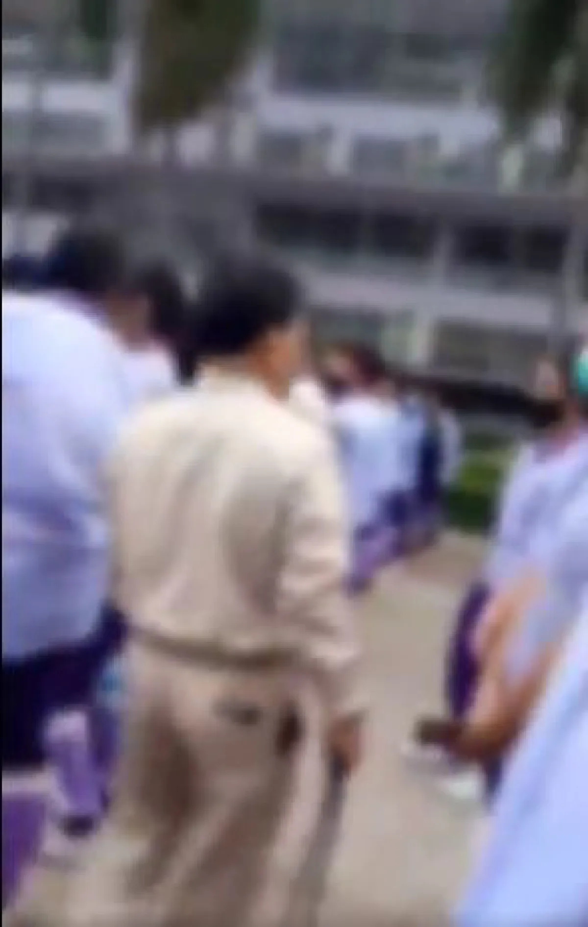 แชร์ว่อนเน็ต คลิปครูตบนักเรียน จนโทรศัพท์กระเด็น ด่าลั่นปัญญาอ่อน หลังชูสามนิ้วเคารพธงชาติ