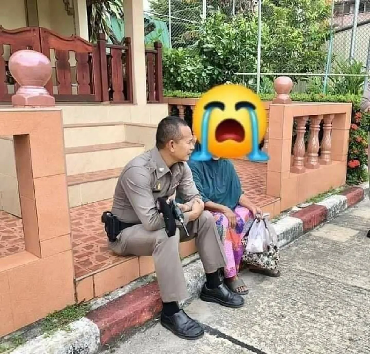 หดหู่ทั้งโรงพัก แม่หอบหิ้วอาหารมาเยี่ยมลูกในกรงขัง ก่อนถูกด่าใส่อย่างกับไม่ใช่ผู้ให้กำเนิด