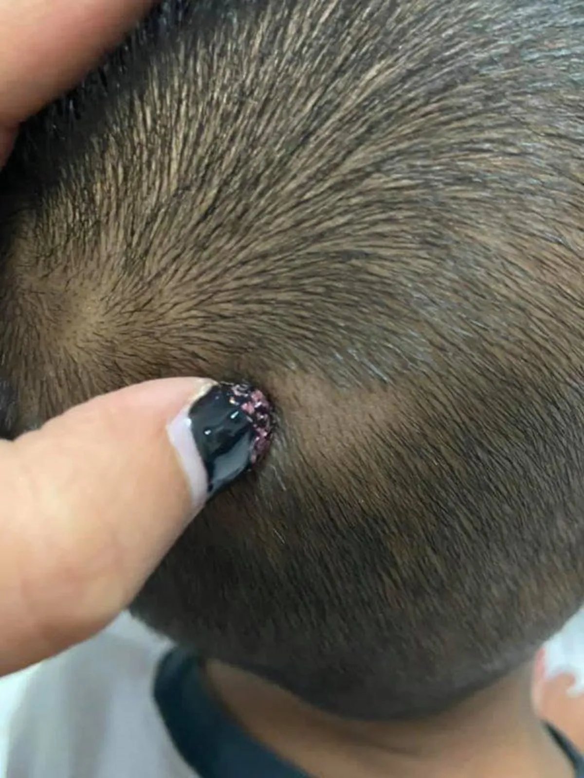 แม่ยอมไม่ได้ ลูกชายวัย 7 ขวบ โดนรุ่นพี่แกล้งกล้อนผม ซัดแหลกครูรร.ดังชลบุรีบอกเอาผิดไม่ได้