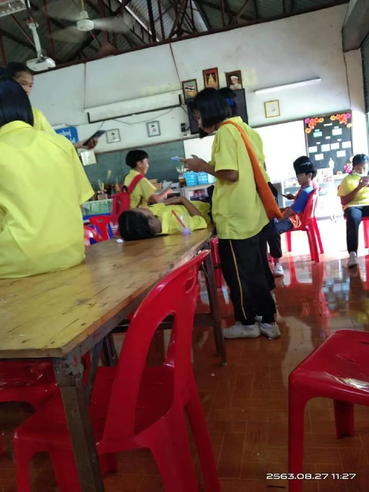 พ่อแม่เห็นรูปใจแทบขาด ลูกถูกเพื่อนในห้องรุมแกล้งจนสลบ ไม่พาส่งโรงพยาบาล แถมยังแต่งหน้าเป็นศพ