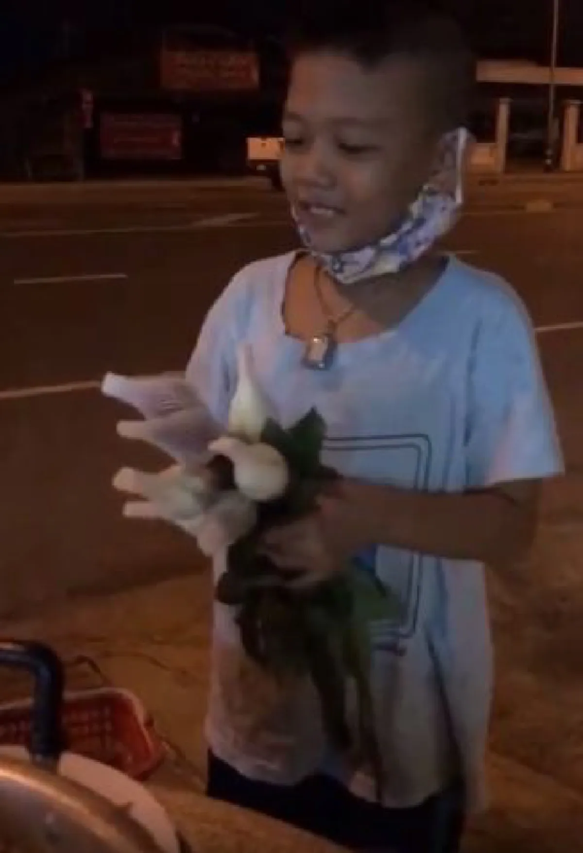 คำพูดของหนุ่มน้อย ทำชาวเน็ตซึ้ง หลังเจอคนใจดีให้ร่วมทานอาหาร
