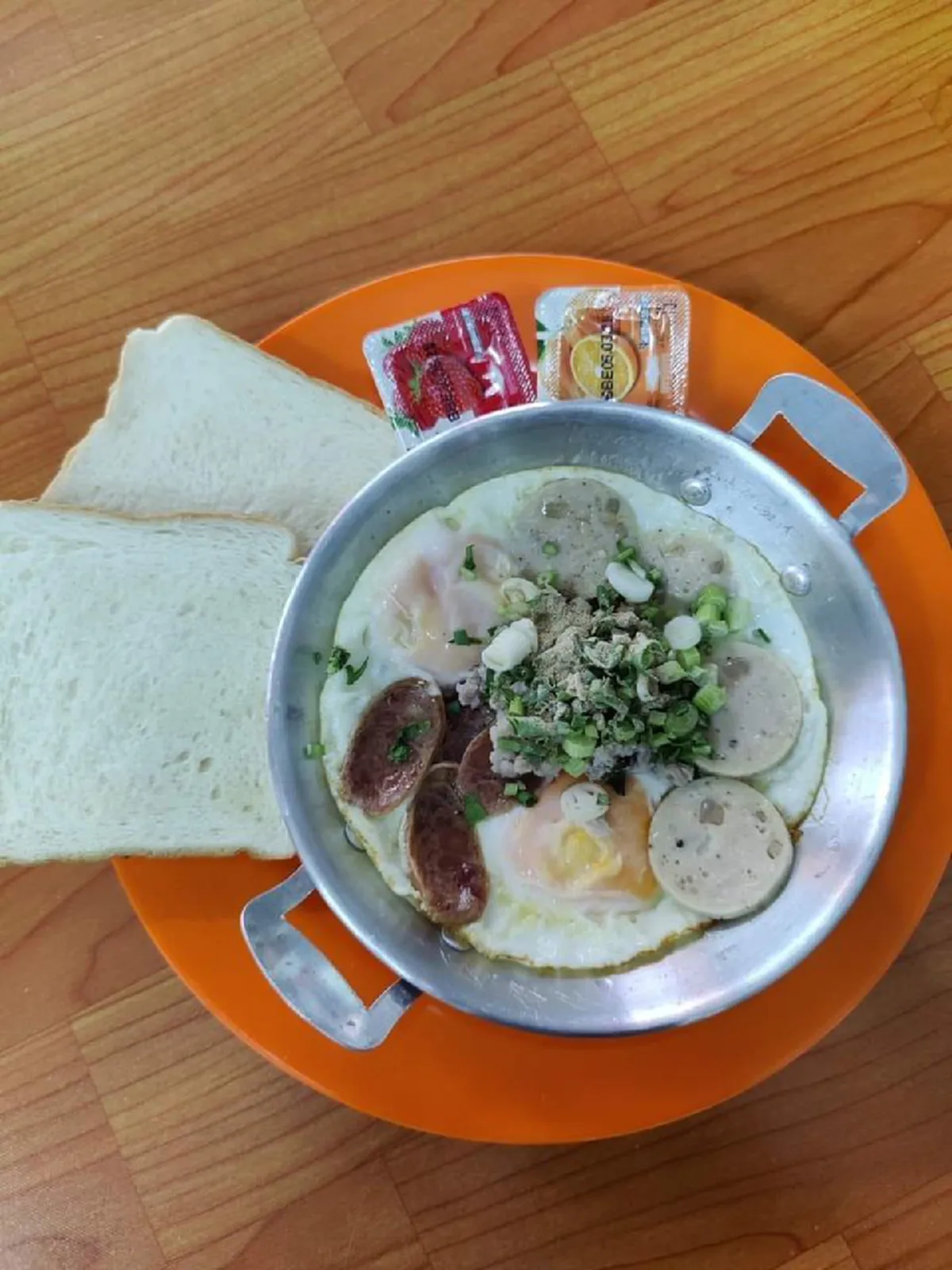 กราบน้ำใจอดีตหนุ่มขับแกร็บ ผันตัวสู่เจ้าของร้านอาหารใจบุญ ประกาศช่วยใครตกงานมากินฟรี