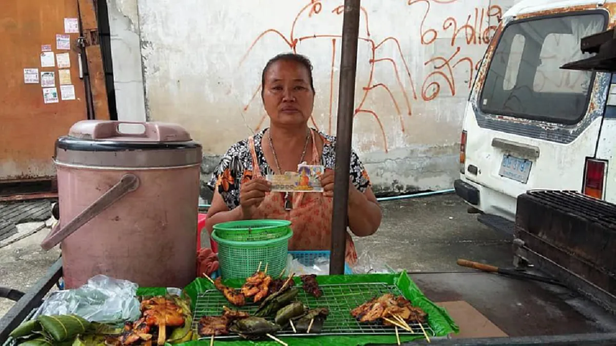 ป้าขายหมูปิ้งเจอลูกค้ามาซื้อ จ่ายแบงค์1,000 รับเงินทอนวิ่งหนีหน้าตาเฉย ก่อนกางเงินออกดู น้ำตาไหลทันที