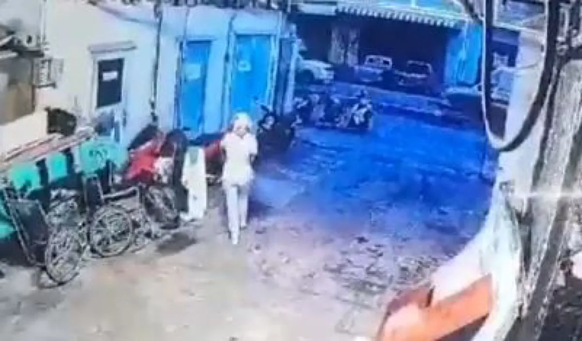 เมียเก่าหวงก้าง เลิกไปเป็นปีแต่ไม่จบย่องเทหมามุ่ยใส่รถผัวเก่าทั้งเครื่องแบบพยาบาล โป๊ะแตกกล้องวงจรปิดจับภาพได้คาหนังคาเขา