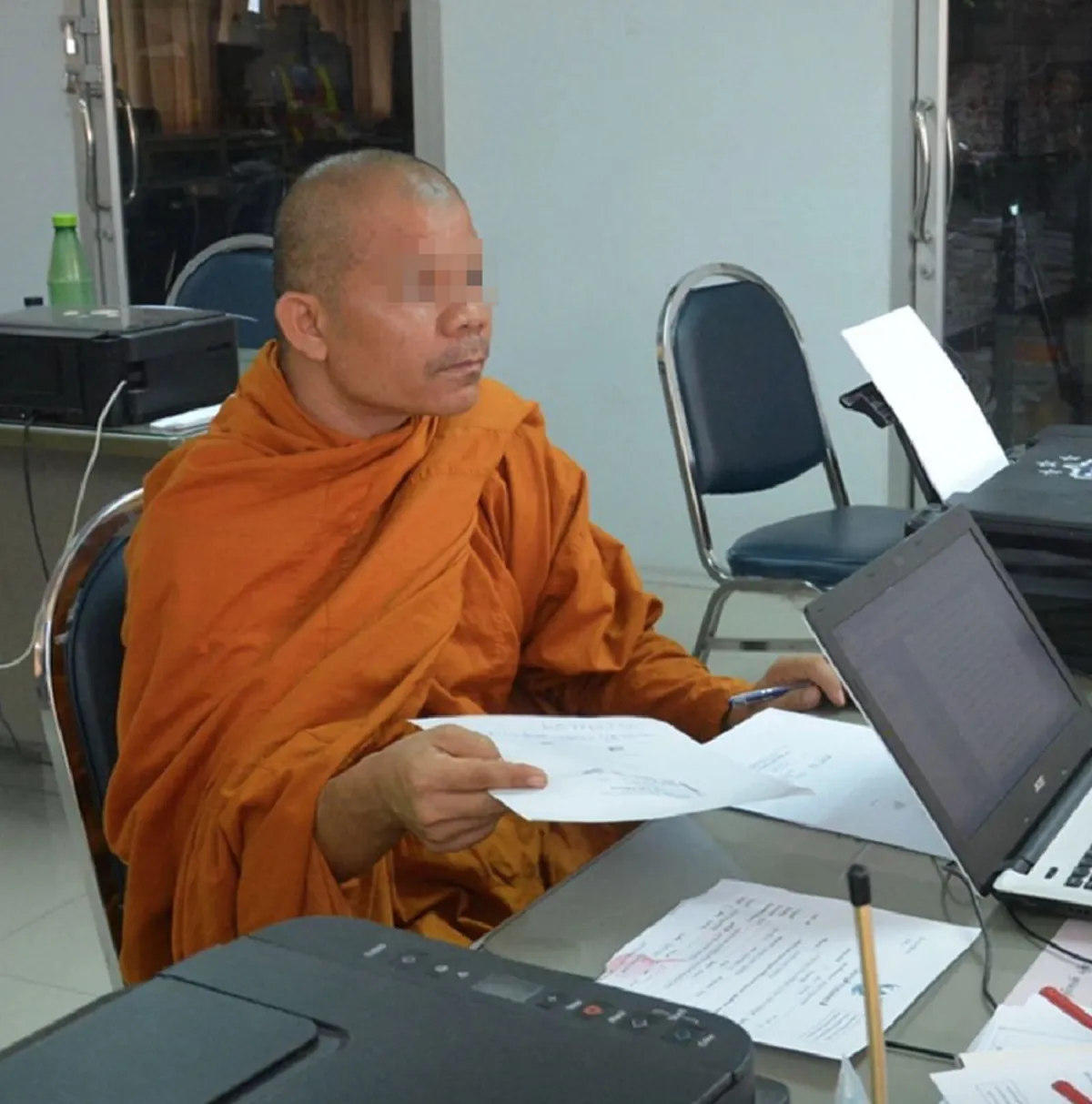 เจ้าอาวาสหื่น แอบถ่ายใต้กระโปรง ม.4 ขณะทำบุญที่วัด อ้างฝึกจิต