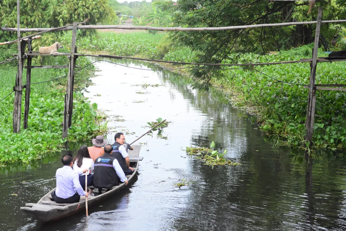 ศูนย์ BLUE House ปชป. ตอบรับเสียงร้องเรียน ลงเรือพร้อมชาวบ้านตรวจสอบปัญหาคลองเขตลาดกระบัง