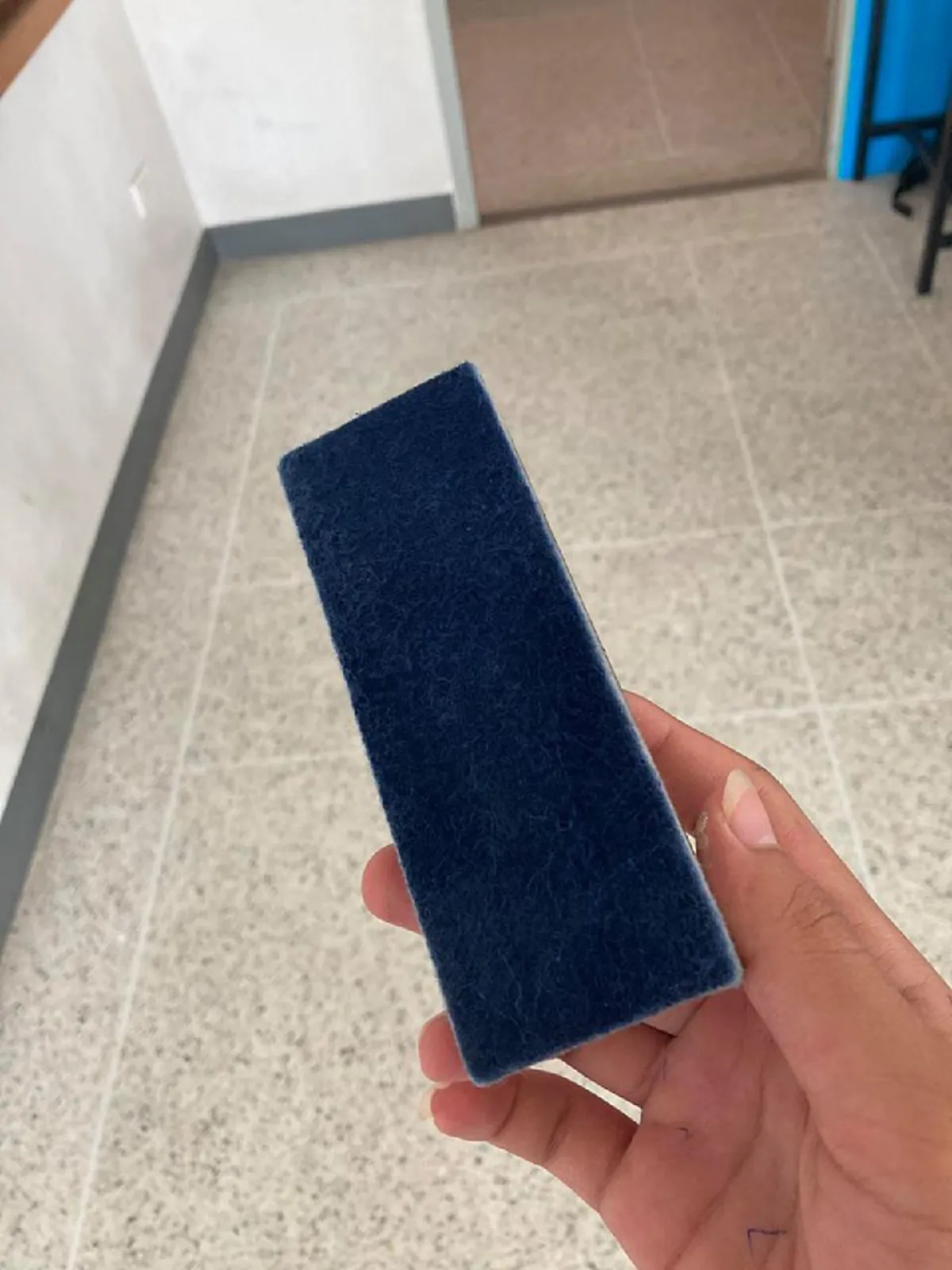 เดือด! อาจารย์โรงเรียนดังของแก่น ปาแปรงลบกระดานอัดหลังนักเรียน ลั่นถาม ทำเกินไปไหน ถ้าคิดว่าผมกล่าวหาเปิดกล้องดูได้เลย