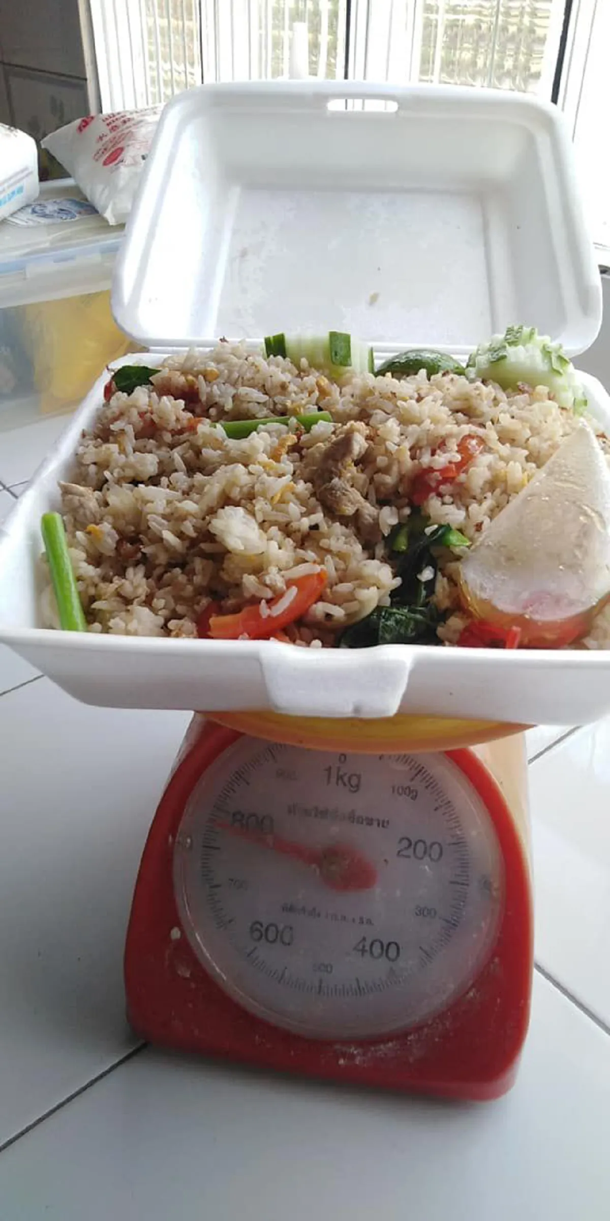 หนุ่มขอท้าพิสูจน์ ซื้อข้าวกล่องราคามาตรฐาน เปิดออกมาถึงกับตกใจ รีบจับยกขึ้นตาชั่งให้หายสงสัย