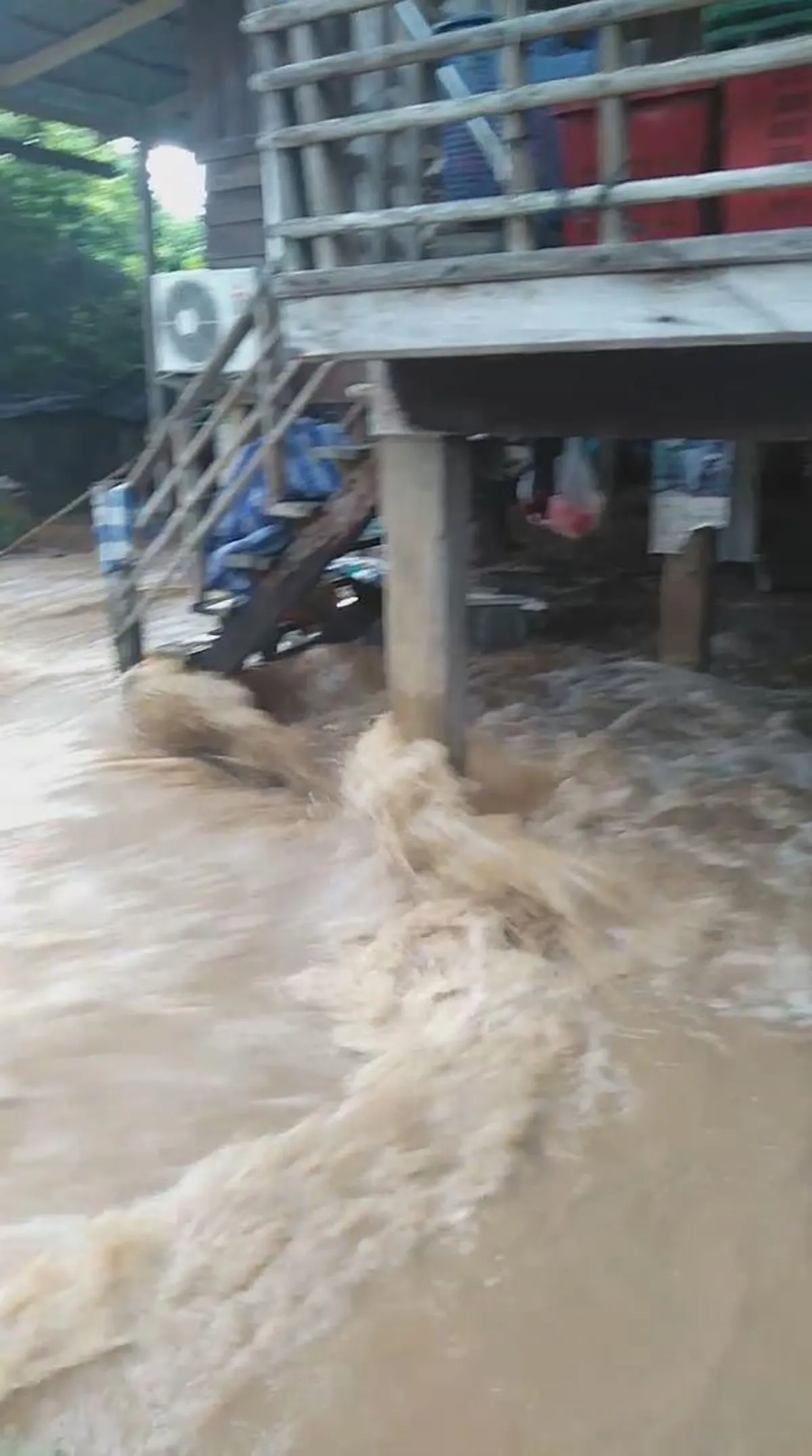 ชาวบ้านสุโขทัย เผยวินาที มวลน้ำมหาศาลซัดถล่มกำแพงบ้านหายราบเป็นนาบกลอง