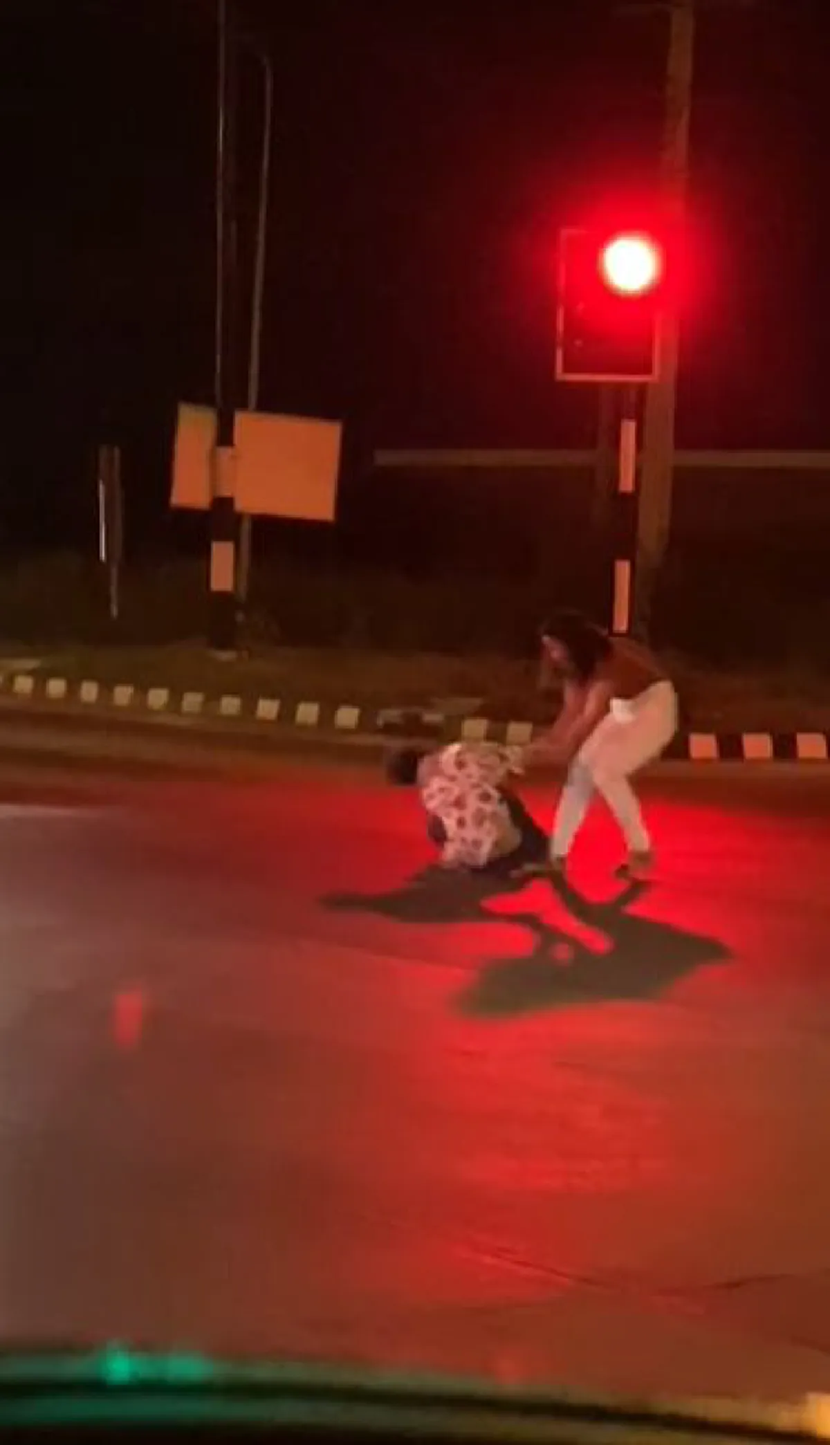 หนุ่มงอนแฟน ตัดสินใจนอนกลางถนนขวางรถ10ล้อหวังให้ทับ แฟนสาวทั้งลากทั้งดึงไม่ยอมลุก ชาวเน็ตวิจารณ์สนั่น