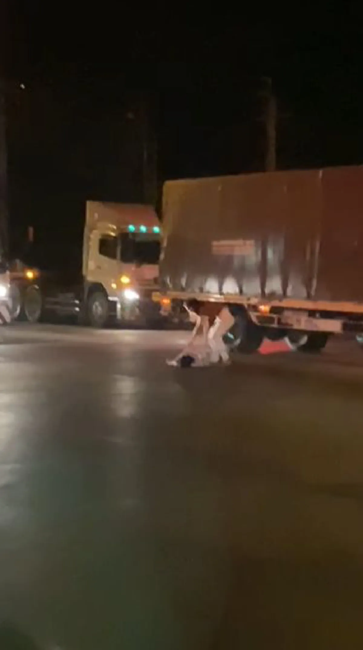 หนุ่มงอนแฟน ตัดสินใจนอนกลางถนนขวางรถ10ล้อหวังให้ทับ แฟนสาวทั้งลากทั้งดึงไม่ยอมลุก ชาวเน็ตวิจารณ์สนั่น