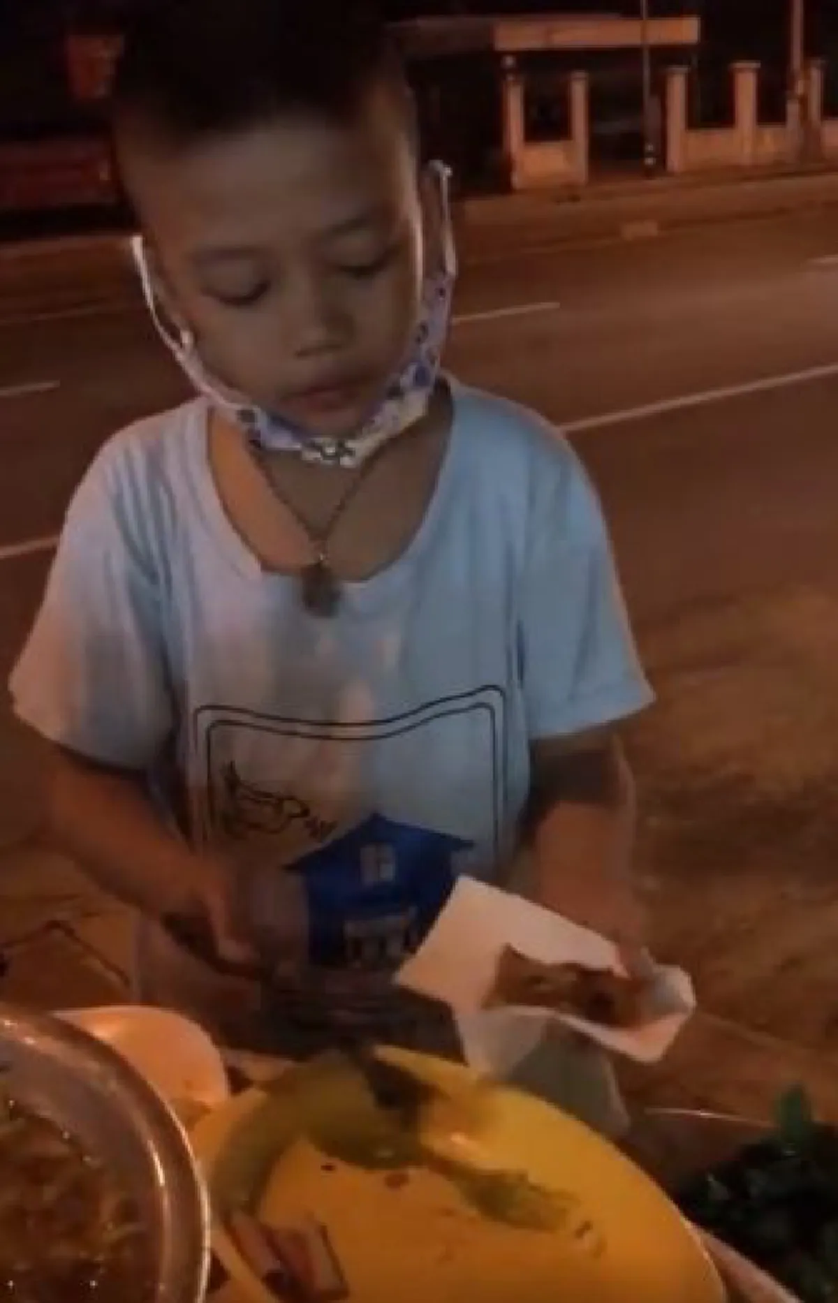 คำพูดของหนุ่มน้อย ทำชาวเน็ตซึ้ง หลังเจอคนใจดีให้ร่วมทานอาหาร