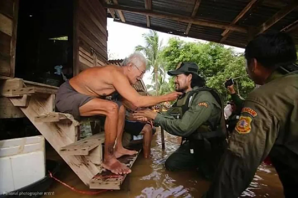 บิณฑ์ บรรลือฤทธิ์ ไม่รอช้า รุดช่วยเหลือ ตา-ยายวัย 81 ปี หลังน้ำท่วม ทรัพย์สินจมน้ำพังทั้งบ้าน