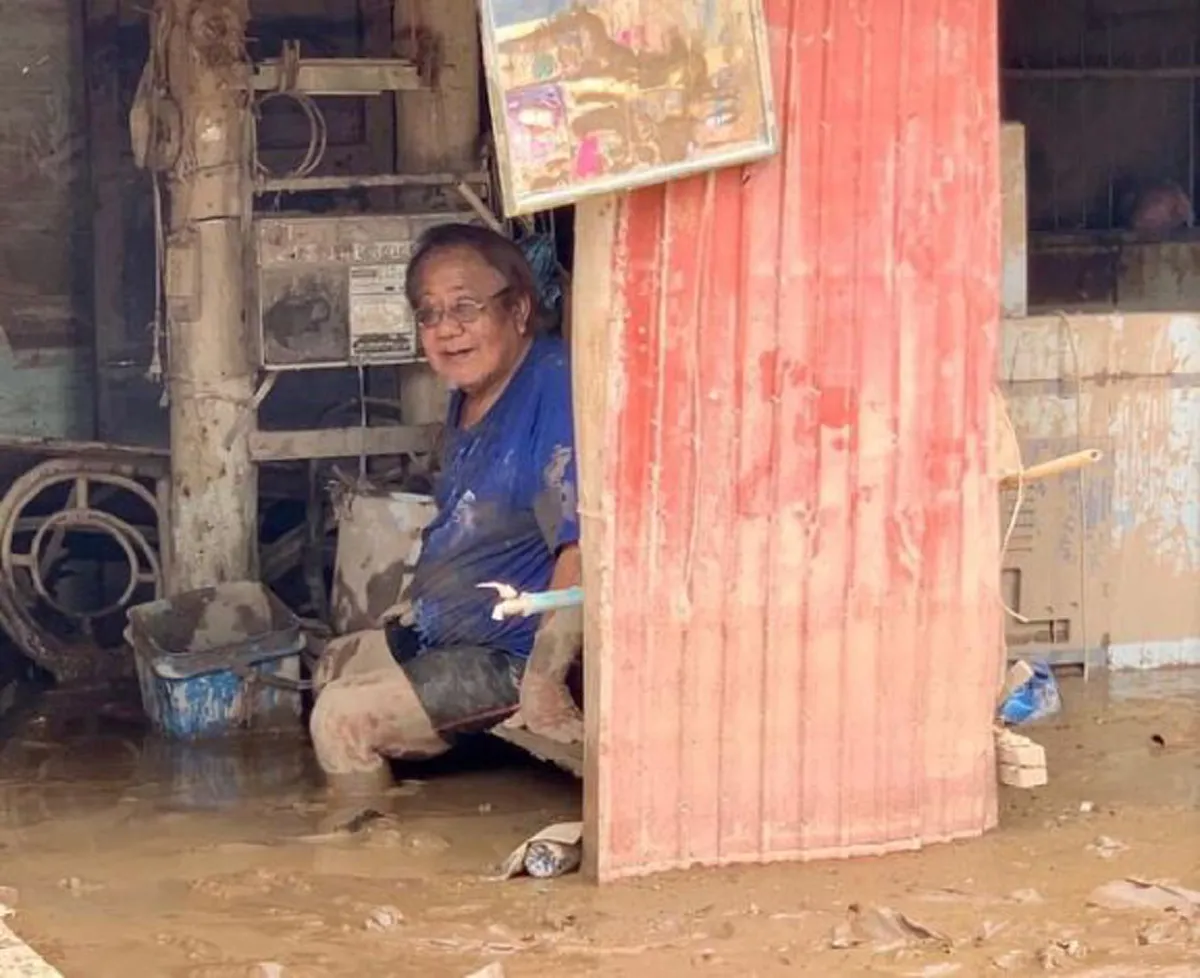 คุณยาย นั่งบ่นอยากตาย ไม่รู้จะกลับมาใช้ชีวิตเหมือนเดิมได้อีกมั้ย หลังบ้านน้ำท่วม ข้าวของพังเสียหาย