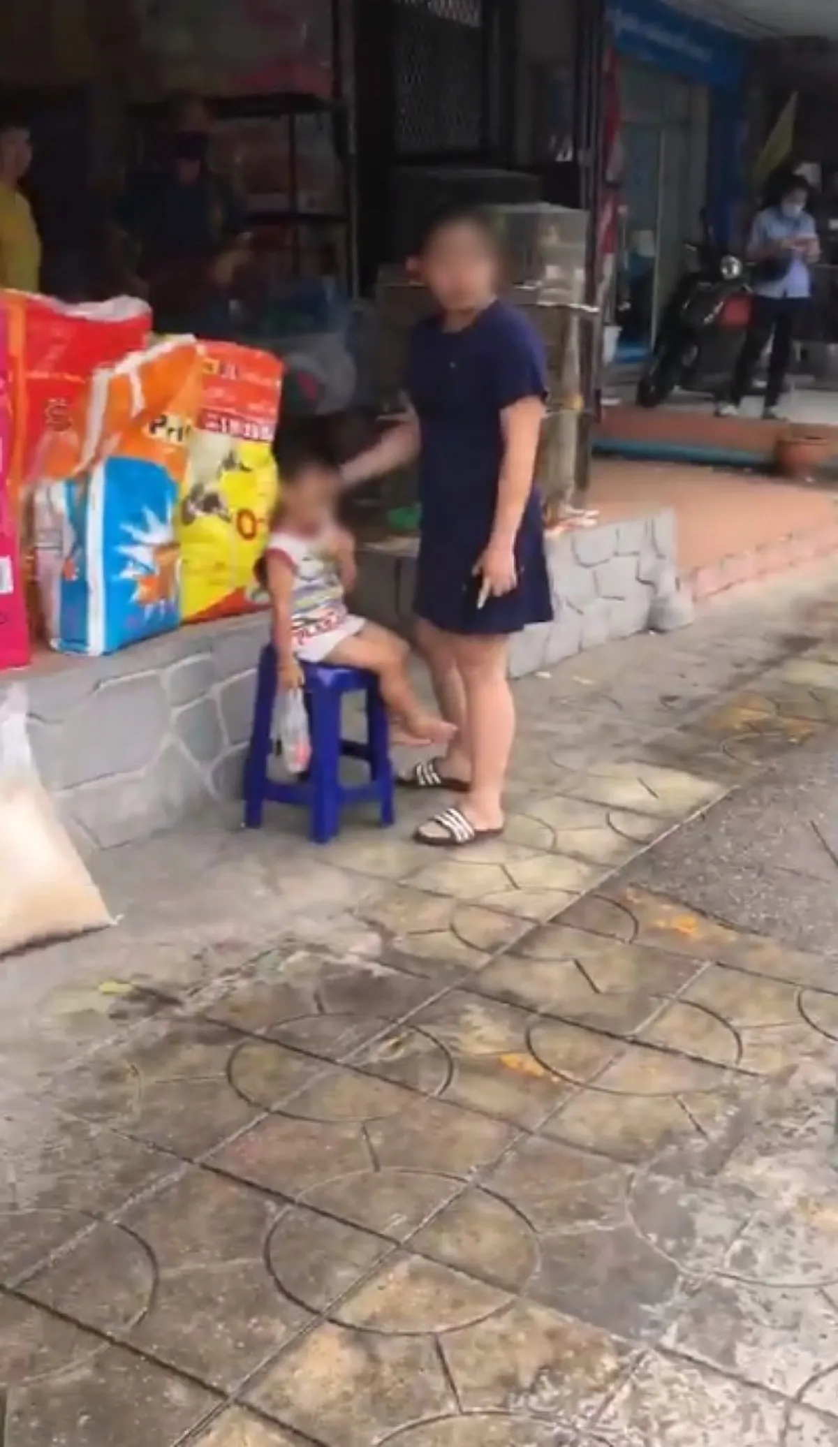 หนุ่มรับไม่ได้ เห็นตำรวจล็อกล้อชายสูงอายุ ทั้งปรับ 700 เงินไม่พอต้องขอยืมร้านค้าข้างทาง สุดสงสารหลานที่นั่งมาด้วยร้องไห้ไม่หยุด