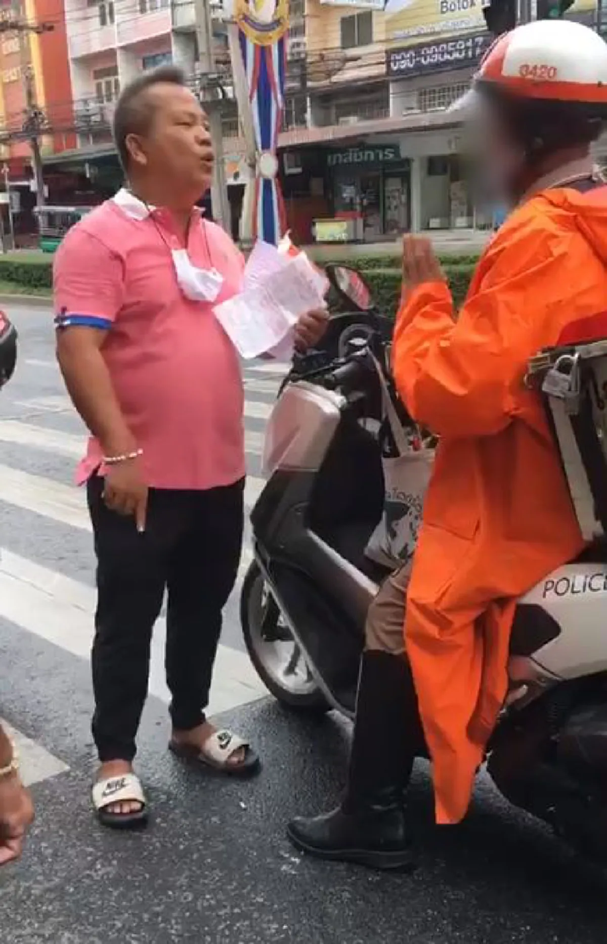 หนุ่มรับไม่ได้ เห็นตำรวจล็อกล้อชายสูงอายุ ทั้งปรับ 700 เงินไม่พอต้องขอยืมร้านค้าข้างทาง สุดสงสารหลานที่นั่งมาด้วยร้องไห้ไม่หยุด