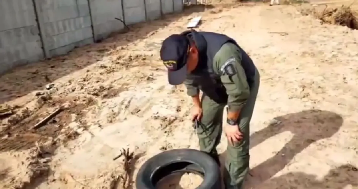 คนงานขุดดิน สร้างกำเเพงสุสาน ฝนตกหนักหยุดงานไป2วัน