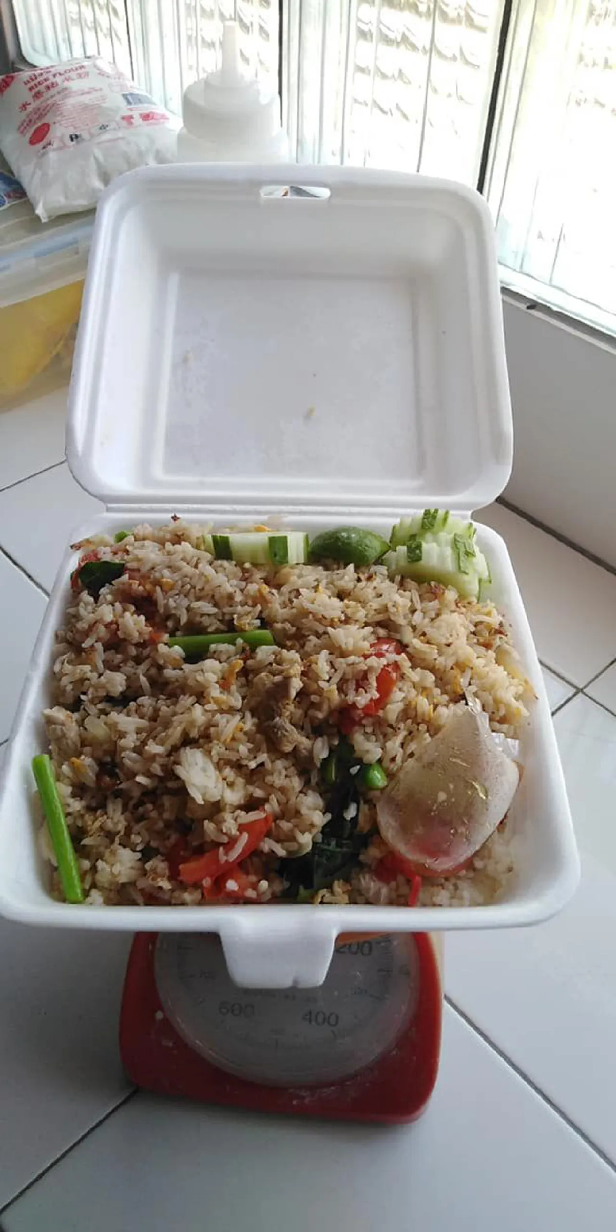 หนุ่มขอท้าพิสูจน์ ซื้อข้าวกล่องราคามาตรฐาน เปิดออกมาถึงกับตกใจ รีบจับยกขึ้นตาชั่งให้หายสงสัย
